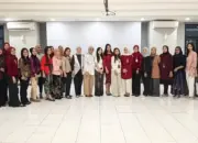 Semarak Hari Kartini, Pekerja BRI Branch Office Kramat Tampilkan Busana Nasional Terbaik