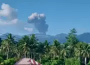 Gunung Dukono Erupsi, Kolom Abu Capai 900 Meter, Warga Diminta Waspada