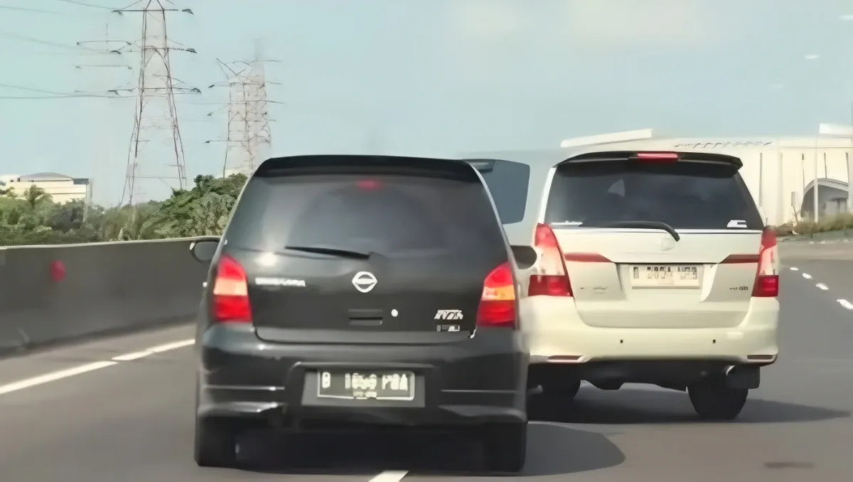 Tol Macet, Innova dan Livina Saling Senggol: Begini Kronologinya