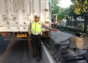 Truk Tabrak Separator Busway di Jalan Daan Mogot Jakbar, Lalu Lintas Padat