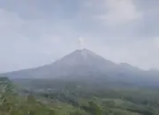 Gunung Gunung Semeru Erupsi Pagi Ini, Kolom Abu 700 Meter, Zona Bahaya Diperluas