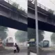 Tak Peduli Bahaya Pengendara Terobos Palang Kereta Cimindi Cimahi Jadi Perbincangan