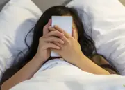 Langsung Cek HP Saat Bangun? Ini Dampaknya bagi Pikiran dan Produktivitas