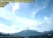 Gunung Ibu Erupsi, Kolom Abu Tebal Mengarah ke Timur Laut