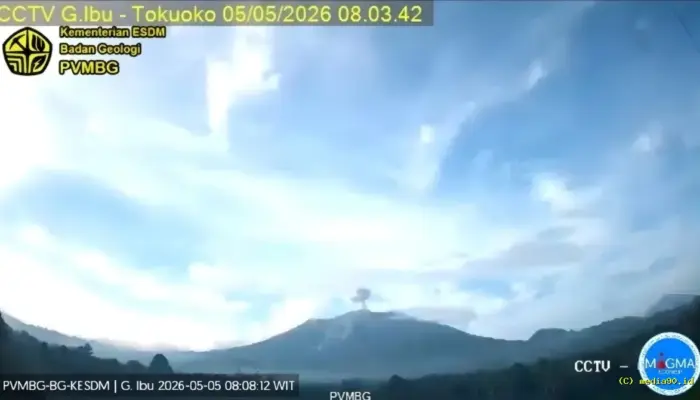 Gunung Ibu Erupsi, Kolom Abu Tebal Mengarah ke Timur Laut