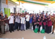 Bupati Tulangbawang Barat Serahkan Tali Asih dan Kartu BPJS Ketenagakerjaan ke Puluhan Petugas Pasar Daerah