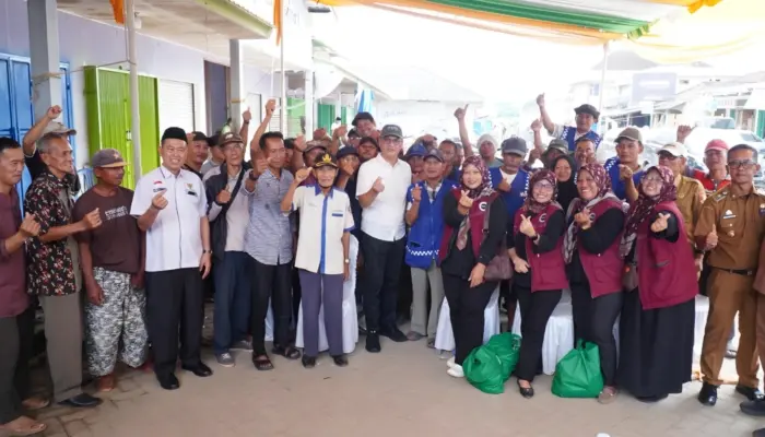 Bupati Tulangbawang Barat Serahkan Tali Asih dan Kartu BPJS Ketenagakerjaan ke Puluhan Petugas Pasar Daerah