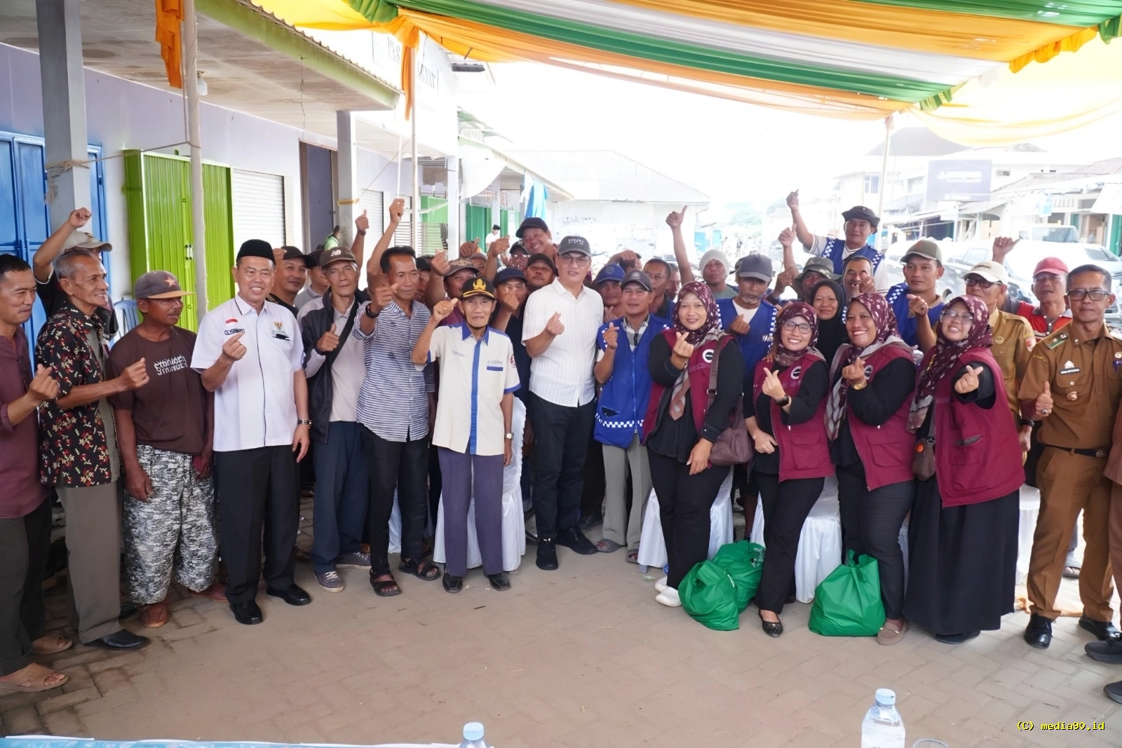Bupati Tubaba Bagikan Tali Asih dan Kartu BPJS Ketenagakerjaan untuk Petugas Pasar