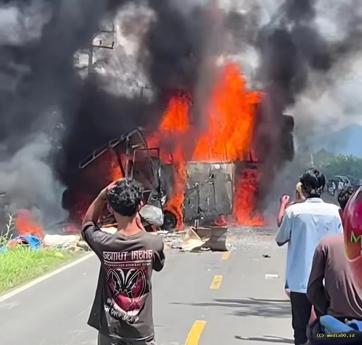 Bus ALS Tabrakan dengan Truk BBM di Jalinsum Muratara Kebakaran Hebat Tewaskan Belasan Orang