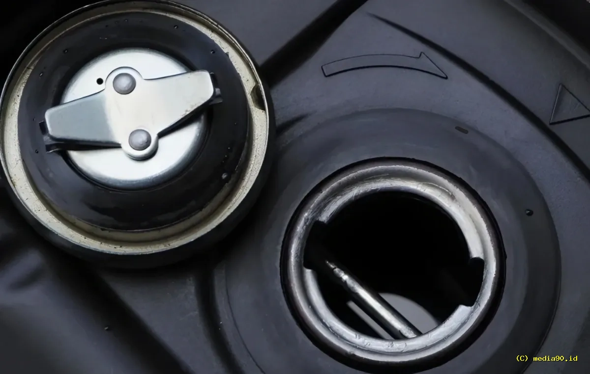 Cara Mudah Membersihkan Tangki Motor Kotor Tanpa Harus ke Bengkel