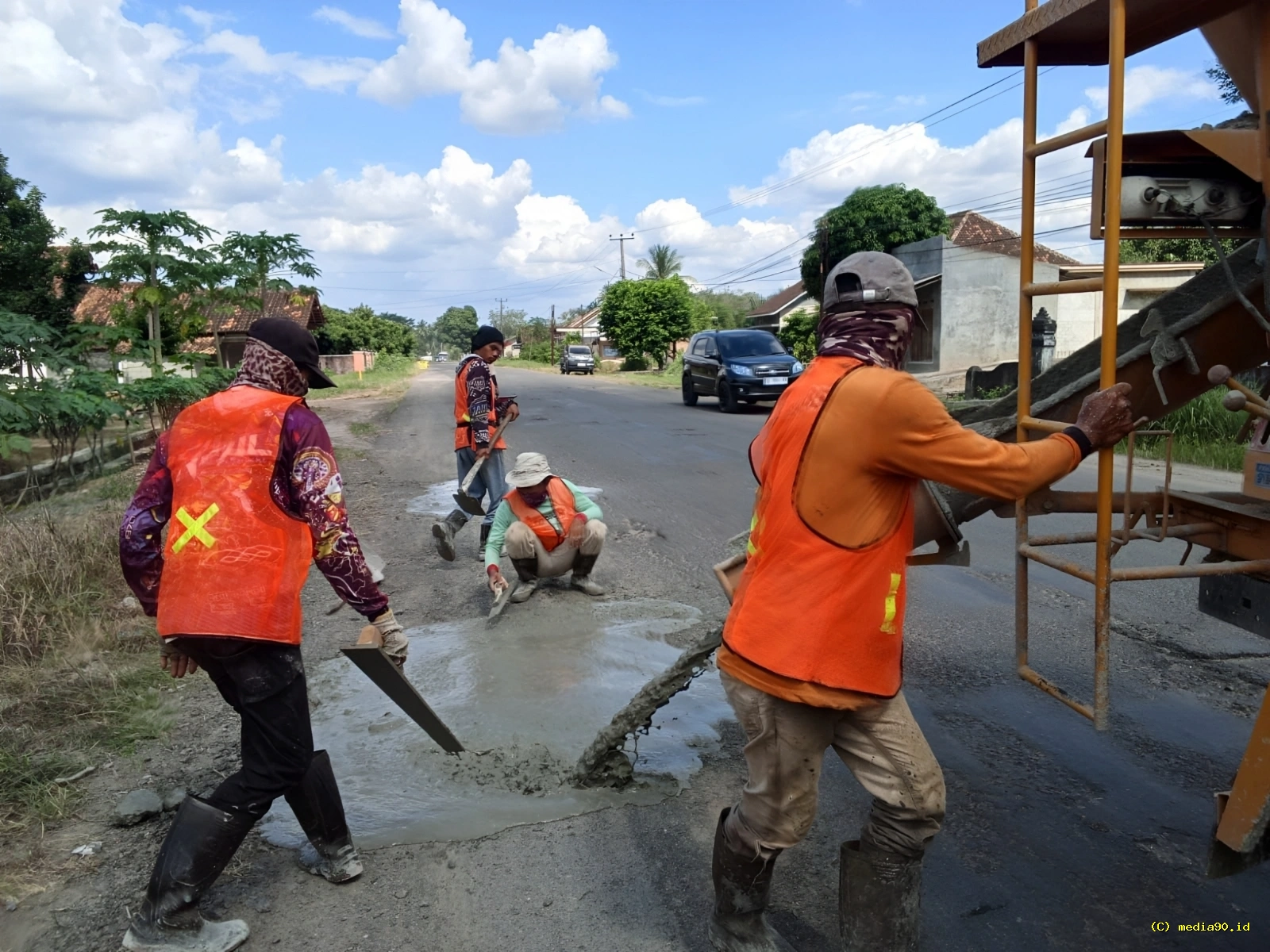 Dinas PUPR Tubaba Mulai Perbaiki Jalan Rusak di Simpang Tiga Panaragan dan Kawasan Tugu Ratu Nago