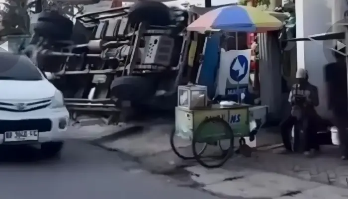 Truk Muatan Bata Putih Terguling di Depan SPBU Pokoh Sleman, Lalu Lintas Sempat Tersendat