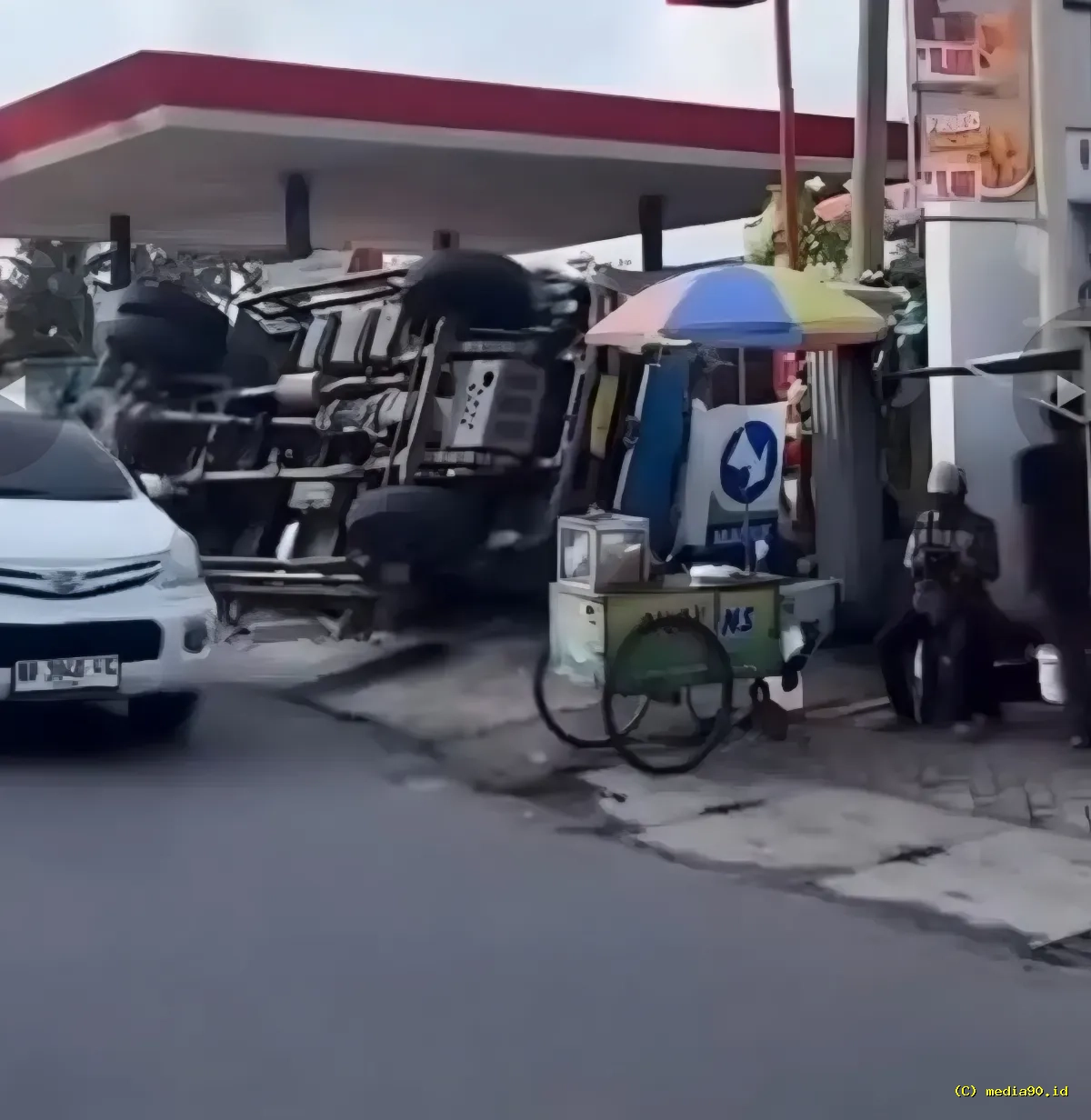 Dramatis! Truk Pengangkut Bata Putih Terbalik di Depan SPBU SPBU Pokoh, Lalu Lintas Tersendat