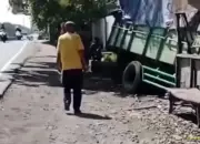 Dump Truck Nyungsep di Sidoarjo, Hantam Bengkel dan Tembok Pabrik di Bringinbendo