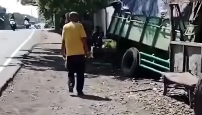 Dump Truck Nyungsep di Sidoarjo, Hantam Bengkel dan Tembok Pabrik di Bringinbendo