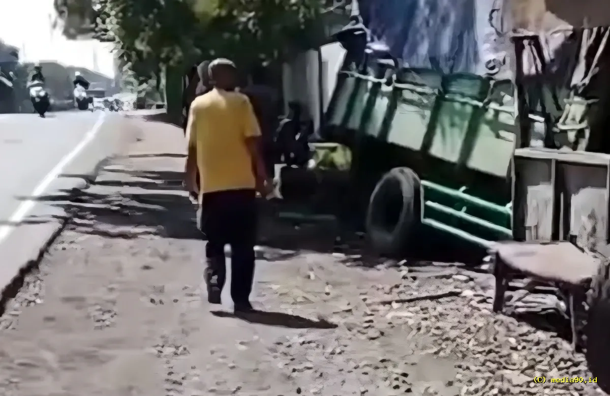 Dump Truck Nyungsep di Sidoarjo, Hantam Bengkel dan Tembok Pabrik di Jalan Raya Bringinbendo