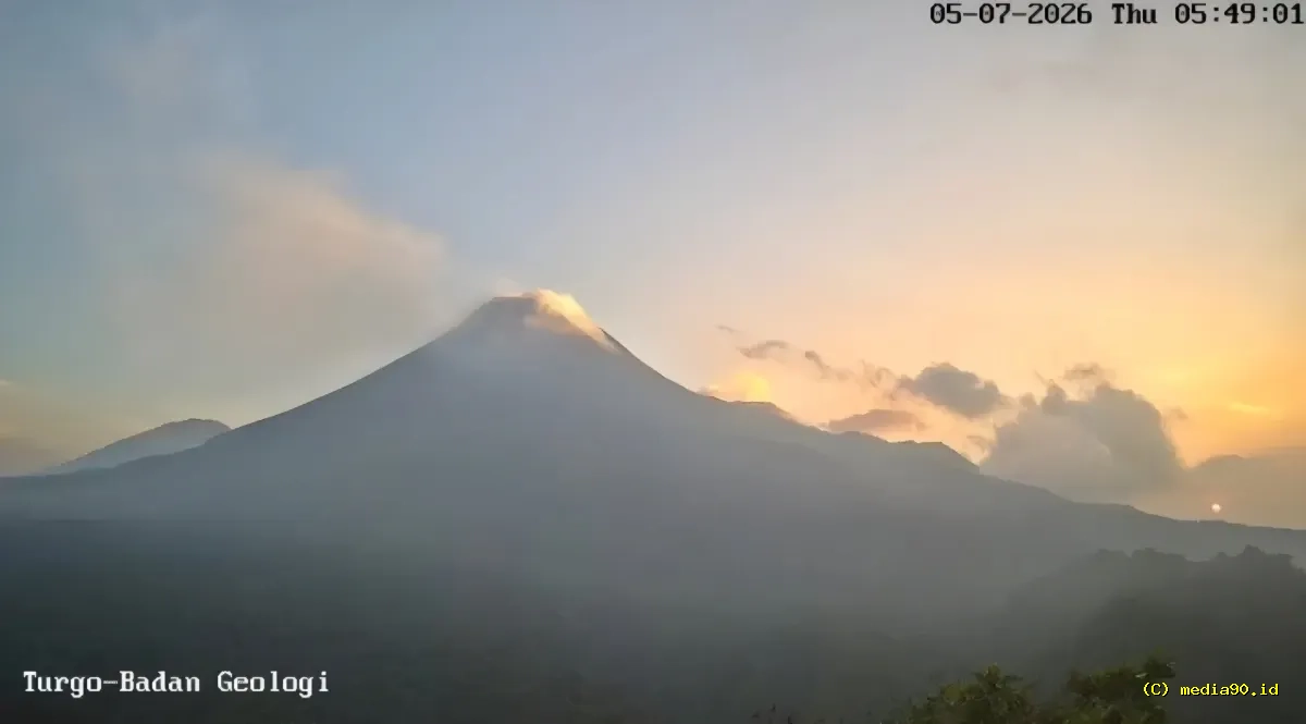 Gunung Merapi Kembali Aktif Lava Pijar Mengalir hingga 2 Kilometer