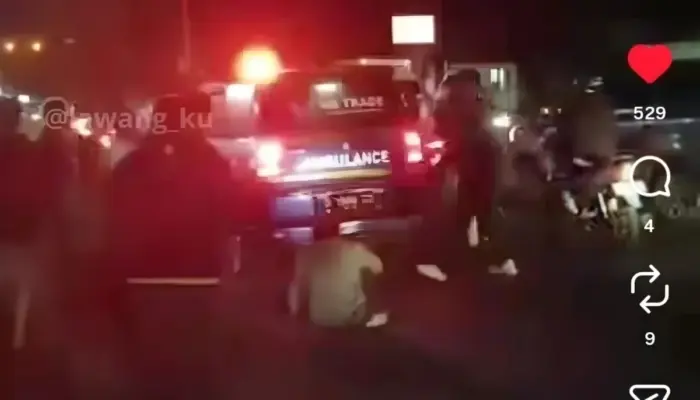 Kecelakaan Motor vs Pickup di Depan SPBU Shell, Pengendara Dievakuasi Ambulans