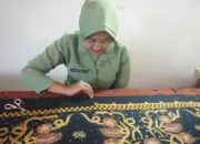 Istri Prajurit Yonif 143 TNI Hidupkan Semangat Kartini Lewat Kerajinan Tapis Lampung