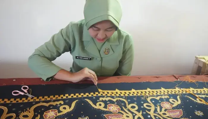 Istri Prajurit Yonif 143 TNI Hidupkan Semangat Kartini Lewat Kerajinan Tapis Lampung