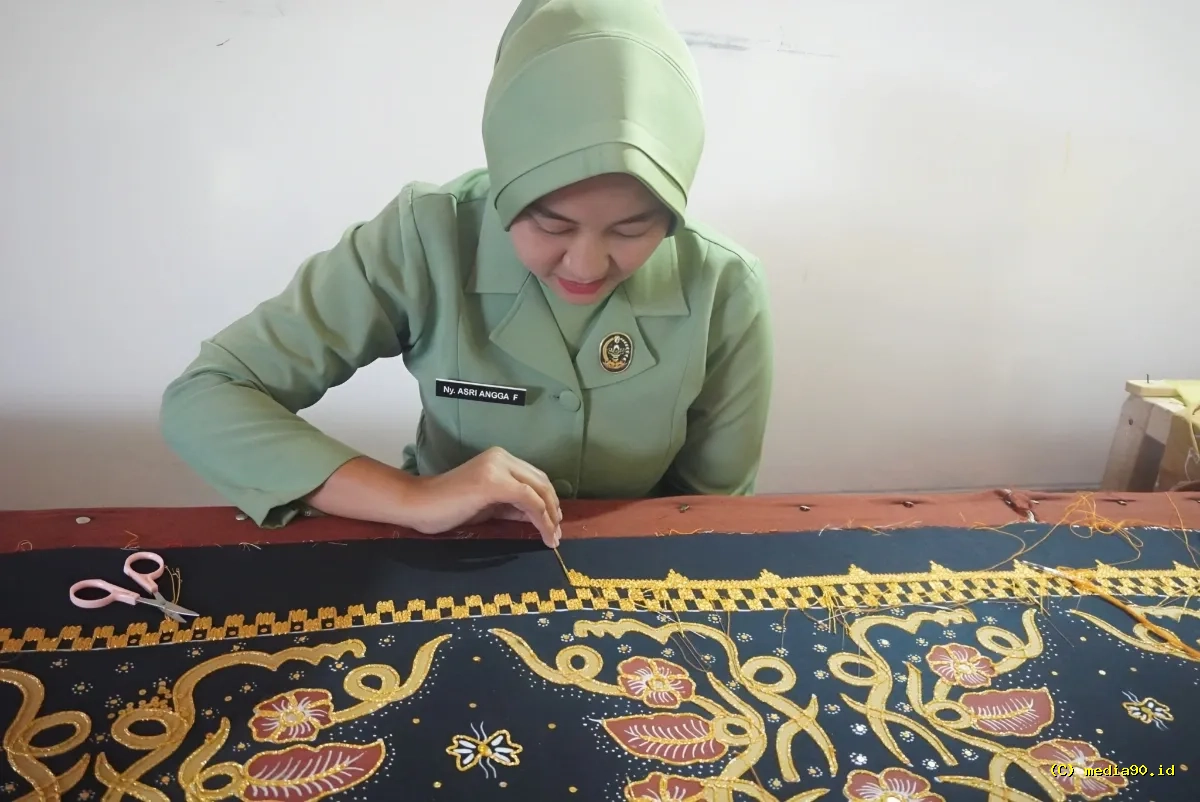 Istri Prajurit Yonif 143 TNI Hidupkan Semangat Kartini Lewat Kerajinan Tapis Lampung