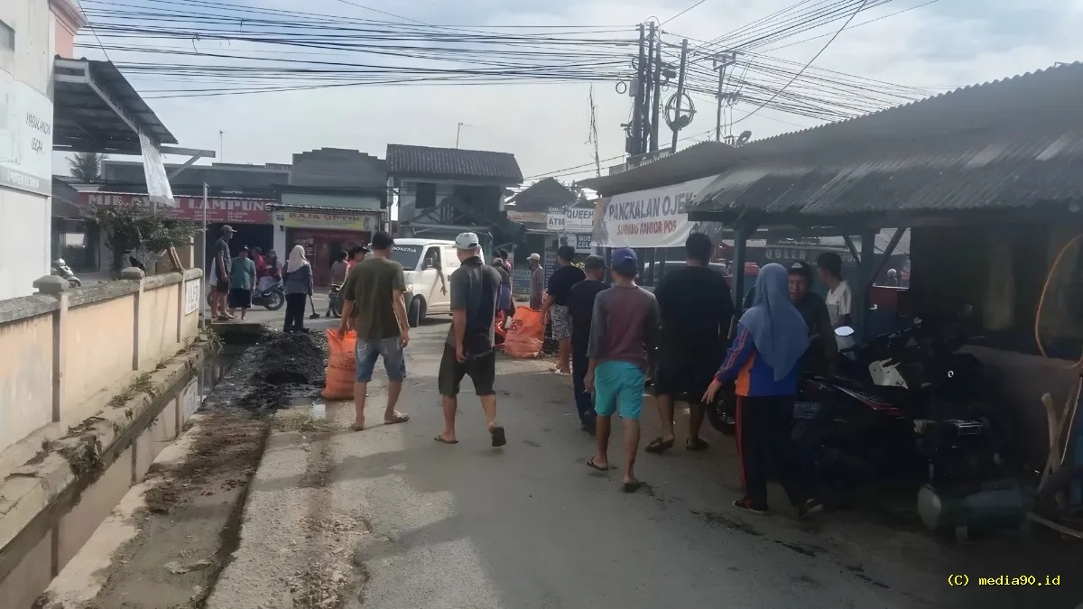 Kades Sukaraja Turun Tangan, Warga Gotong Royong Bersihkan Saluran Air