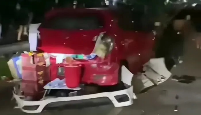 Mobil Berhenti di Pinggir Jalan Ditabrak Tangki Air, Dua Orang Jadi Korban