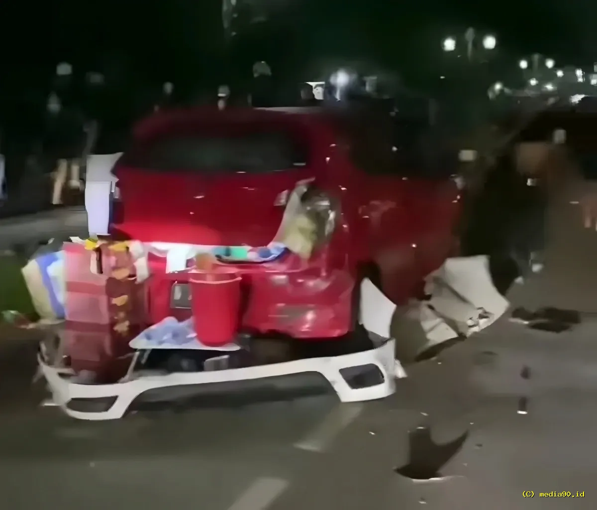 Kecelakaan Fatal! Toyota Yaris Ditabrak Truk Tangki Saat Berhenti di Bahu Jalan