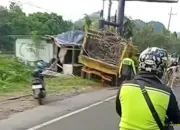 Truk Bermuatan Tebu Alami Rem Blong di Lawang Malang, Tabrak Baliho dan Muatan Berserakan