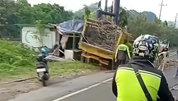 Truk Bermuatan Tebu Alami Rem Blong di Lawang Malang, Tabrak Baliho dan Muatan Berserakan