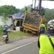 Kecelakaan Truk Tebu di Lawang, Diduga Rem Blong Hantam Baliho, Sopir Selamat Meski Tertimbun