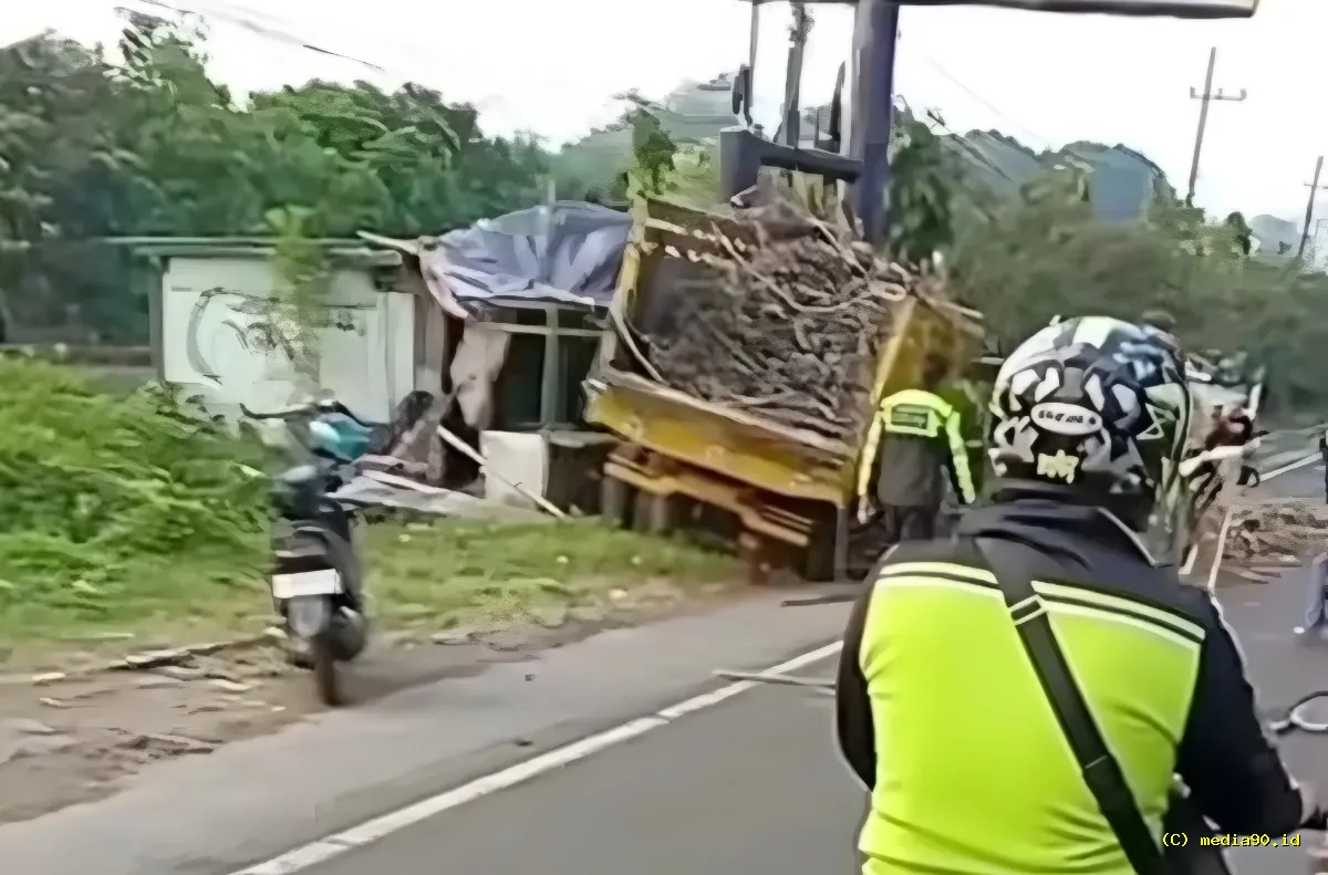 Kecelakaan Truk Tebu di Lawang, Diduga Rem Blong Hantam Baliho, Sopir Selamat Meski Tertimbun