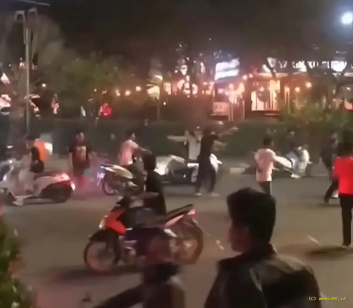 Kerusuhan Suporter di Karawang Sempat Memuncak, Polisi Sigap Kendalikan Keadaan