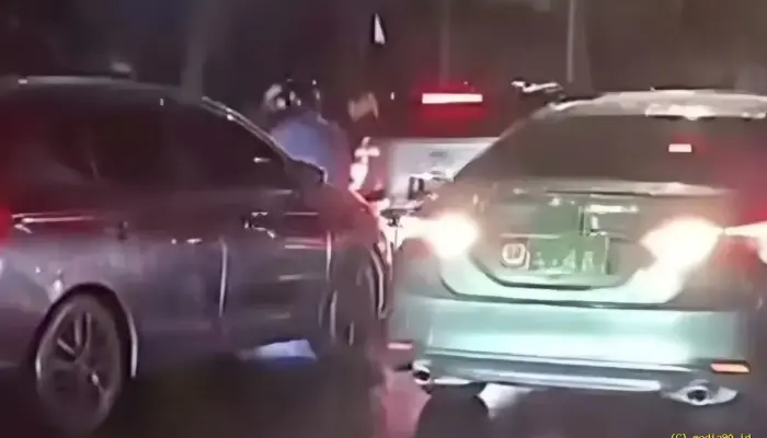 Kuningan Macet Total! Mobil Lawan Arah Saat Hujan, Kendaraan Dinas Ikut Disorot