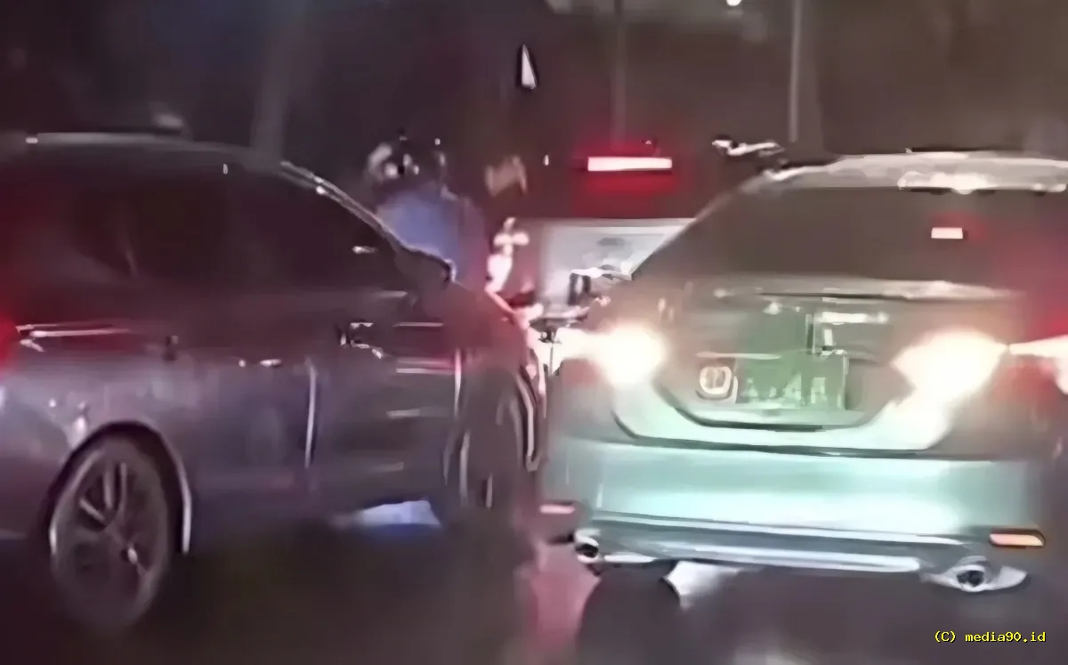 Kuningan Lumpuh! Aksi Lawan Arah Picu Kemacetan di Tengah Hujan