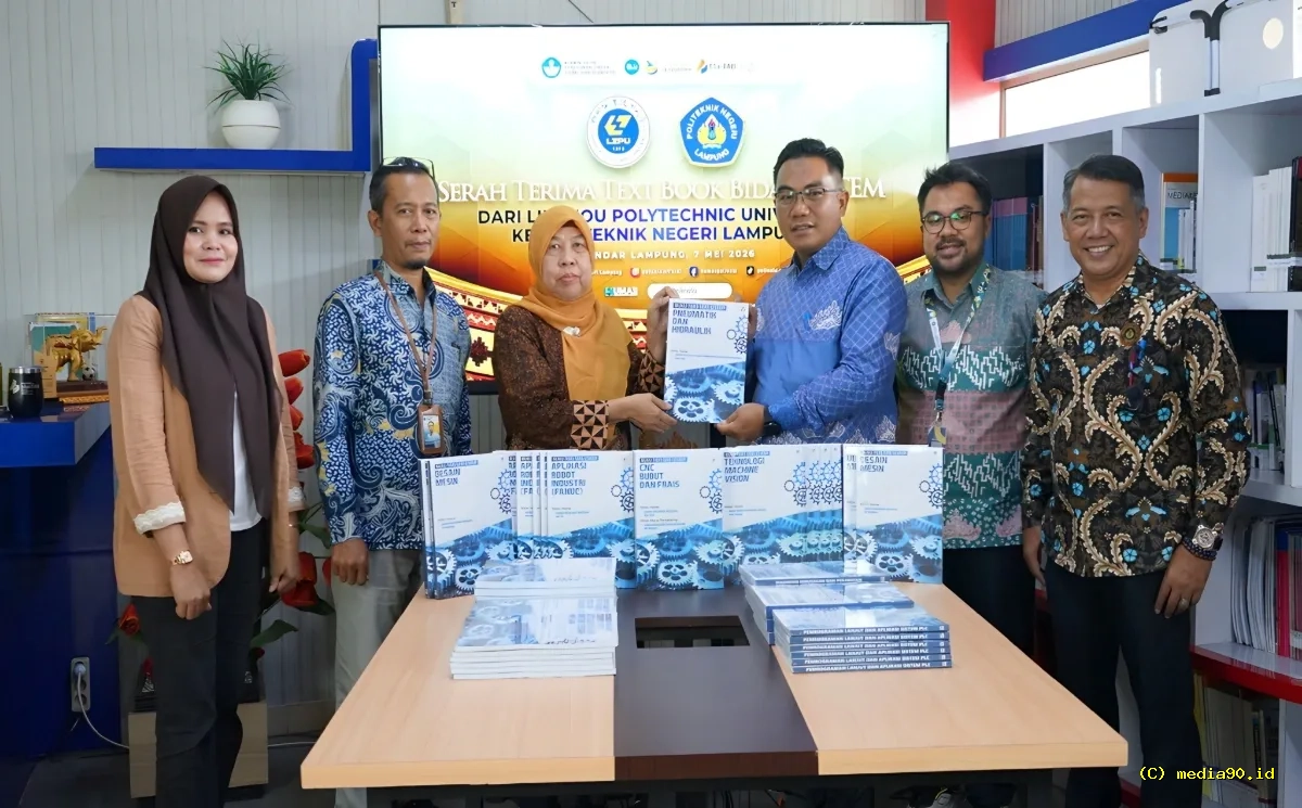 Polinela Dapat Hibah Buku Textbook dari Kampus China Liuzhou Polytechnic