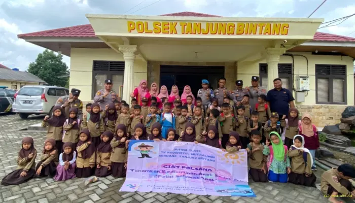 Pelajar TK Raudhatul Mutaalimin Kunjungi Polsek Tanjung Bintang, Belajar Disiplin dan Tugas Polisi Sejak Dini