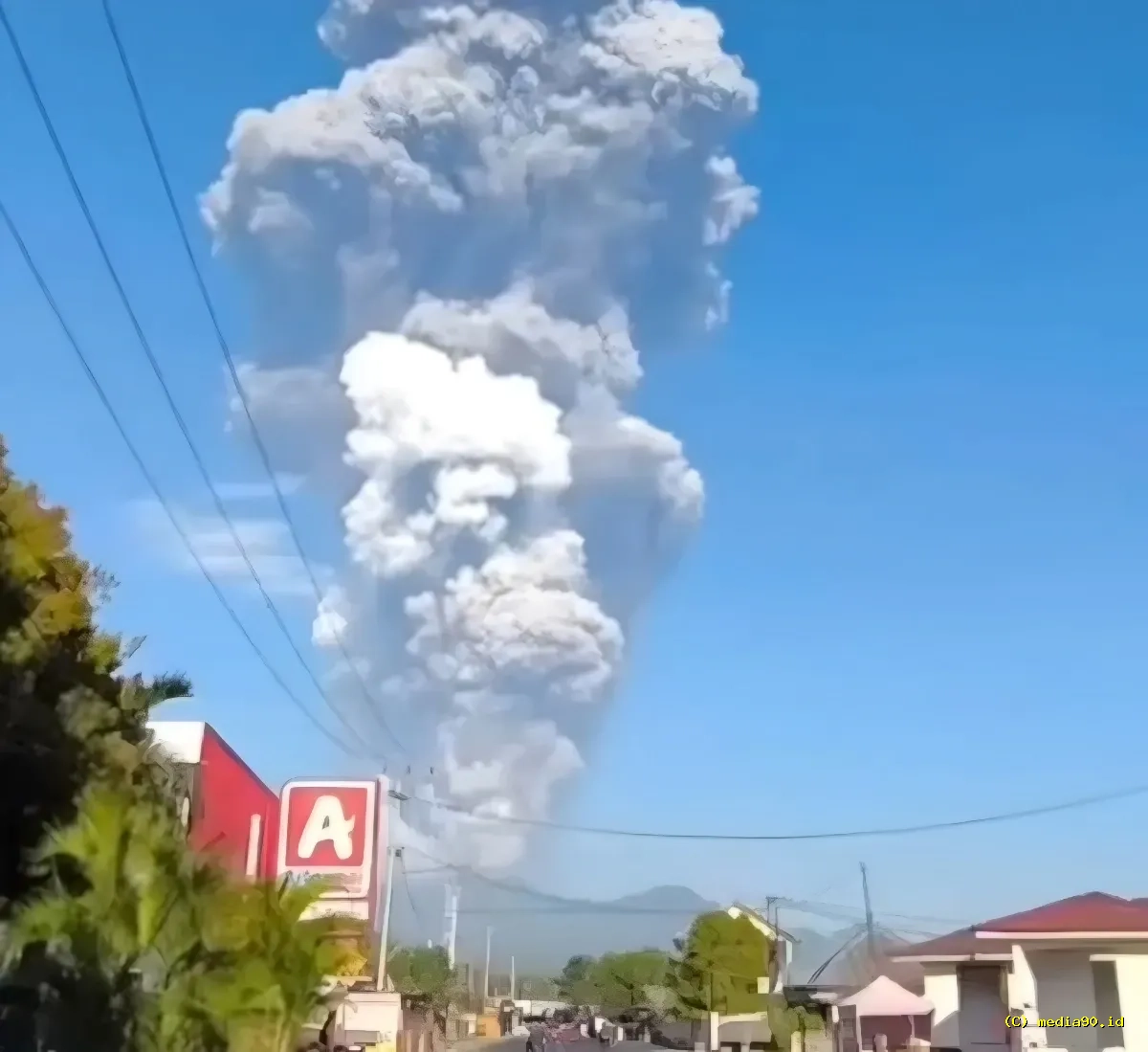 Tragis Erupsi Gunung Dukono 3 Pendaki Tewas dan Puluhan Terjebak