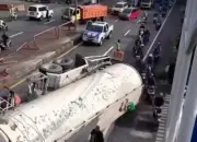 Truk Tangki Terguling di Jembatan Suwayuwono Pasuruan, Lalu Lintas Sempat Lumpuh Total