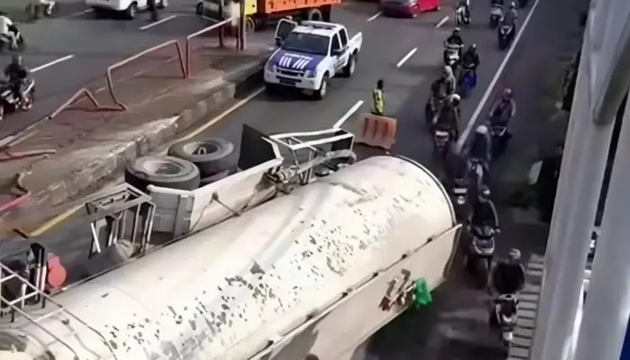 Truk Tangki Terguling di Jembatan Suwayuwono Pasuruan, Lalu Lintas Sempat Lumpuh Total