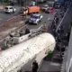 Truk Tangki Terbalik di Tengah Jembatan Suwayuwono, Kemacetan Panjang Tak Terhindarkan