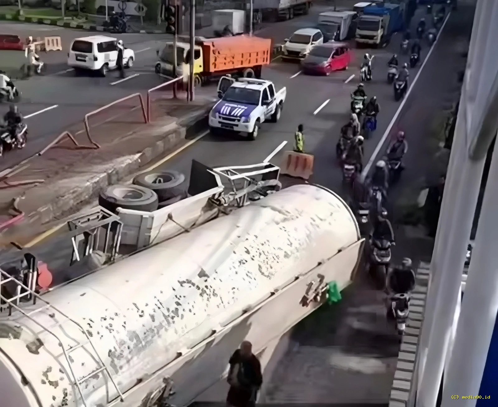 Truk Tangki Terbalik di Tengah Jembatan Suwayuwono, Kemacetan Panjang Tak Terhindarkan