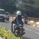 Viral di Medsos, Pengendara Motor Wanita Lawan Arah di Depok Diburu Polisi