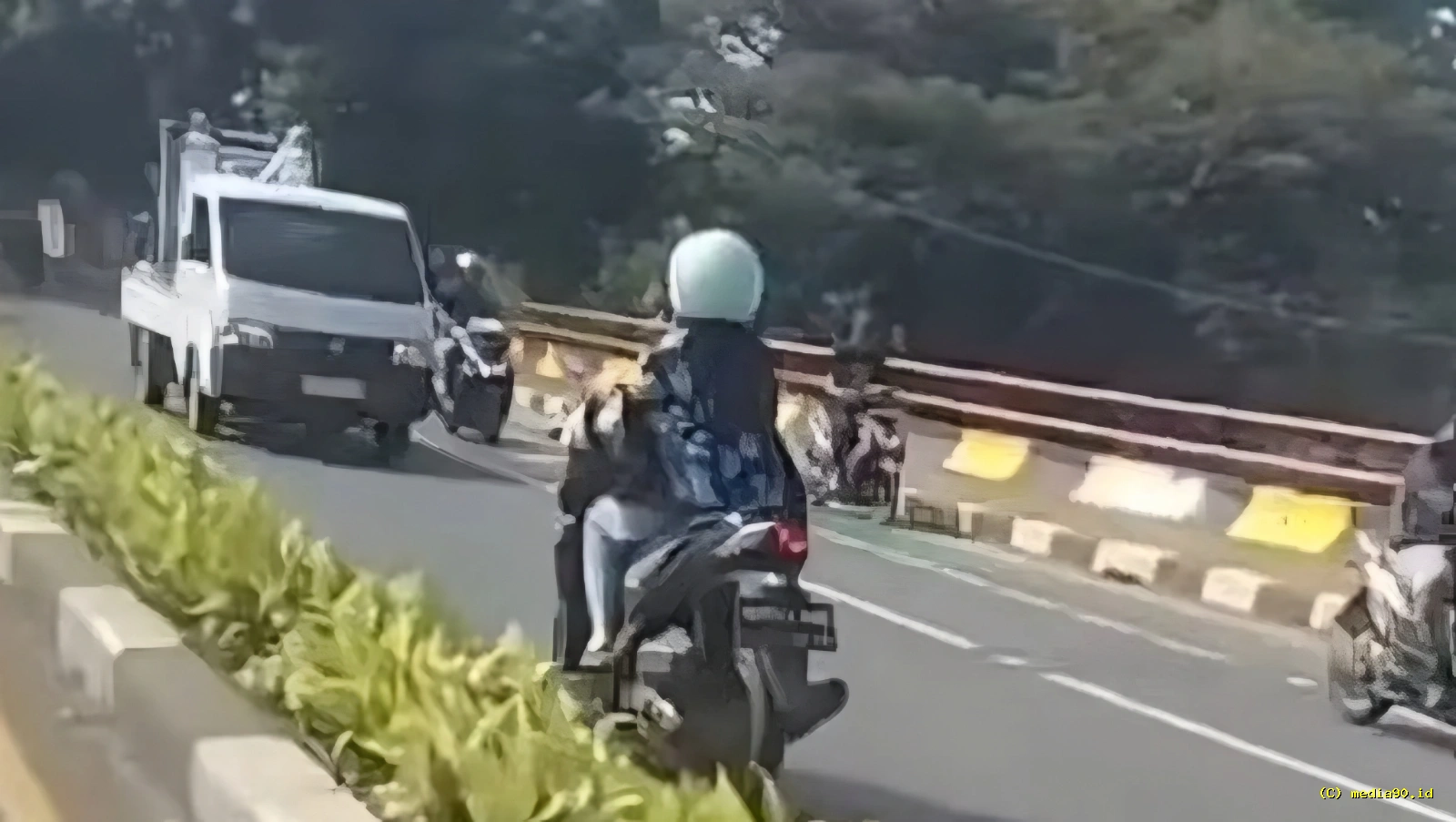 Viral di Medsos, Pengendara Motor Wanita Lawan Arah di Depok Diburu Polisi