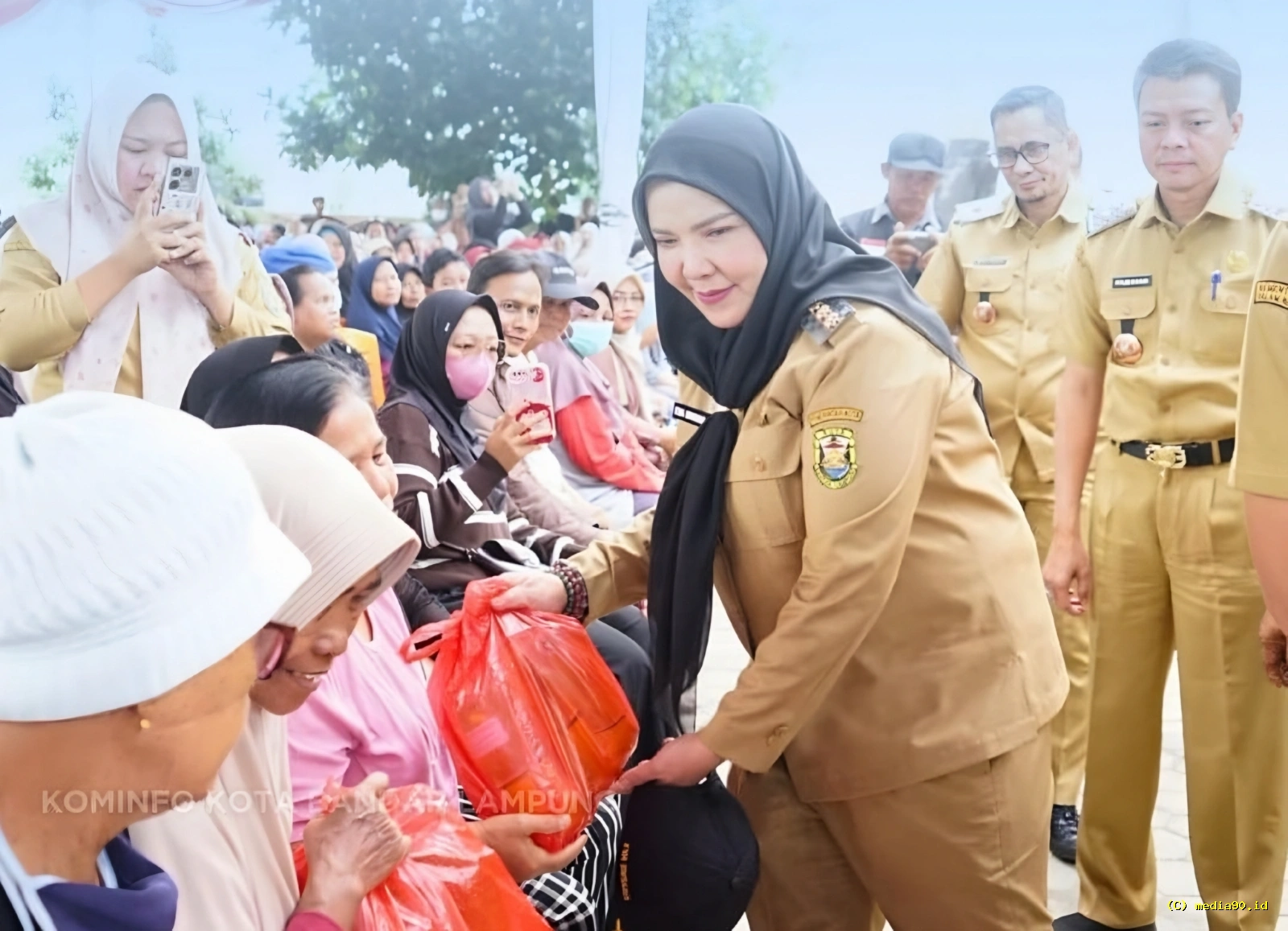 Wali Kota Eva Dwiana Bagikan Bantuan Sosial untuk Ribuan Warga di Way Halim Tanjung Senang dan Kemiling