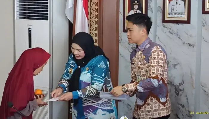 Eva Dwiana Salurkan Santunan dan Bantuan Pengobatan untuk 92 Warga Terdampak Bencana di Bandar Lampung