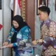 Wali Kota Eva Dwiana Salurkan Bantuan bagi Puluhan Korban Bencana di Bandar Lampung