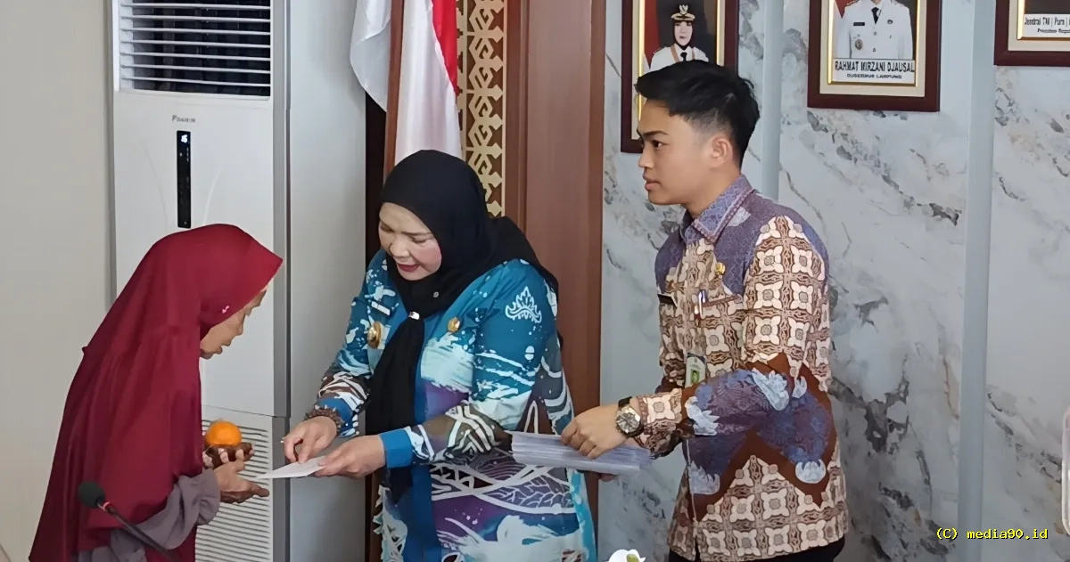 Wali Kota Eva Dwiana Salurkan Bantuan bagi Puluhan Korban Bencana di Bandar Lampung