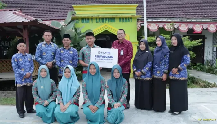 BRI BO Liwa Salurkan Beasiswa YBM BRILiaN untuk 17 Siswa di Lampung Barat dan Pesisir Barat
