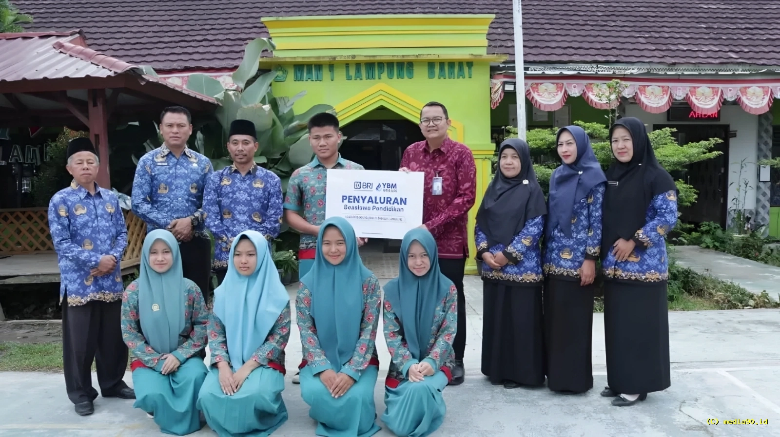 YBM BRILiaN BRI BO Liwa Salurkan Beasiswa untuk 17 Siswa di Lampung Barat dan Pesisir Barat